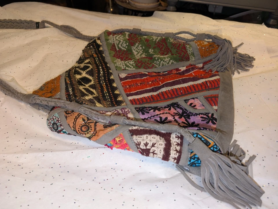 Free People 波西米亚吉普赛刺绣斜挎包灰色麂皮绒拼布包钱包  — 第 4/4 张图片