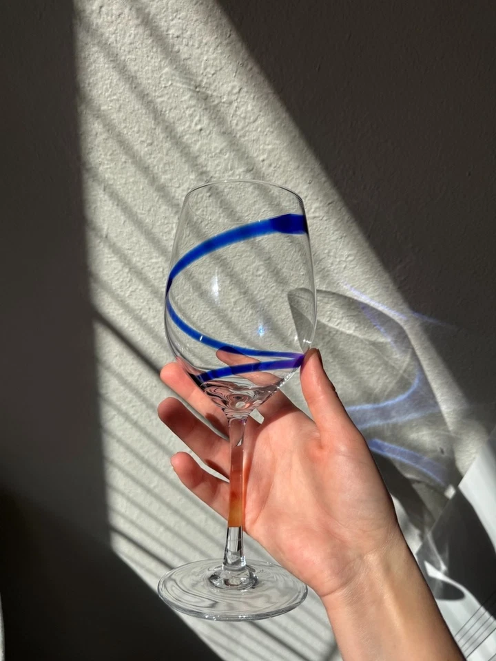 "Vaso de agua de vino Pier 1 azul cobalto remolino tallo 9"" repuesto único" Foto 3 de 4