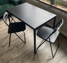 Ikea-Holztisch mit zwei Klappstühlen (schwarz)