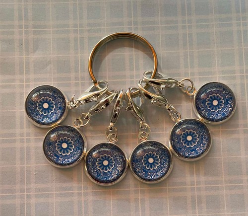 Stitch Marker set of 6 Crochet Knitting markers counters blue porcelain look - 第 1/1 張圖片