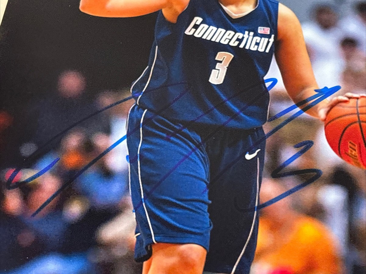UConn Okafor & Taurasi サイン入り表紙 dianooaksi.jpg