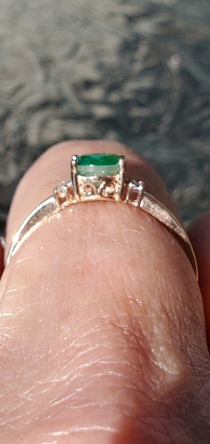 Anello in oro giallo massiccio 10 kt con smeraldo taglio tondo e diamanti - Foto 12 di 12