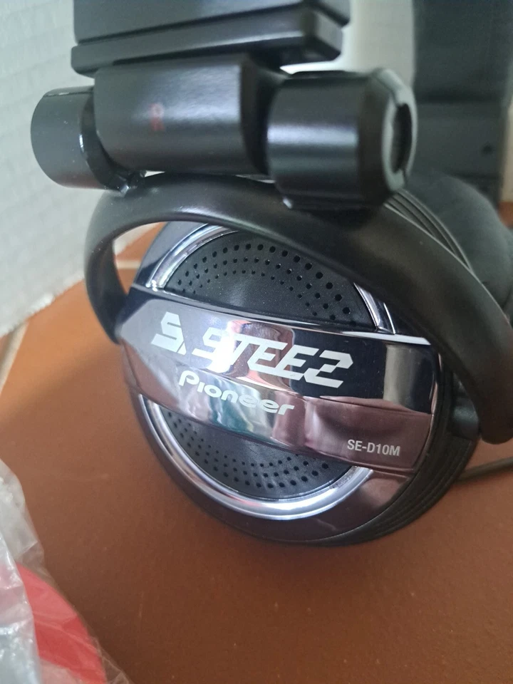 Pioneer STEEZ Headphones SE-D10M Over the Ear Working. Has Cosmetic Damage Foto 2 de 4