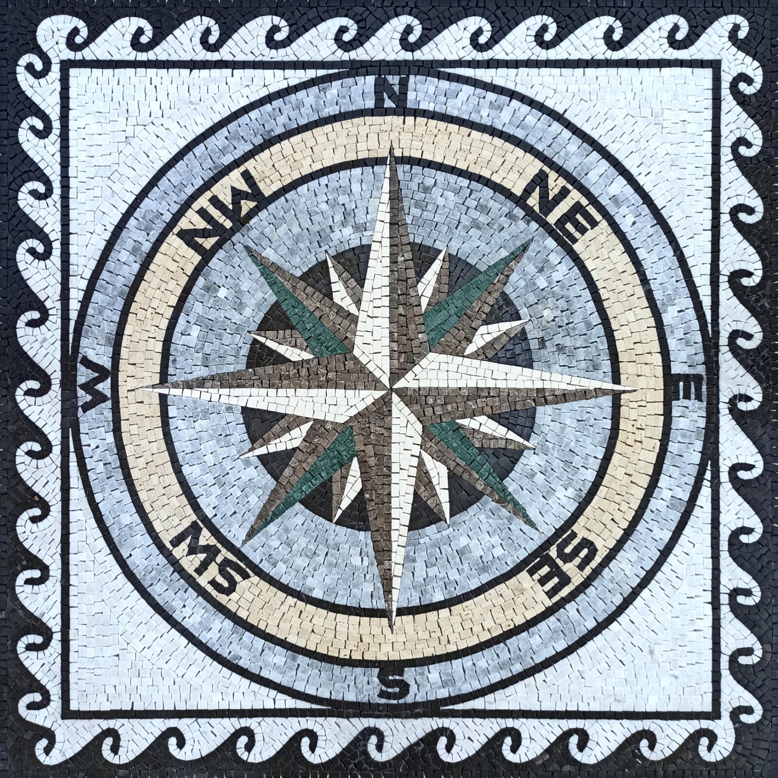 Brújula náutica hecha a mano con mosaico borde mediterráneo