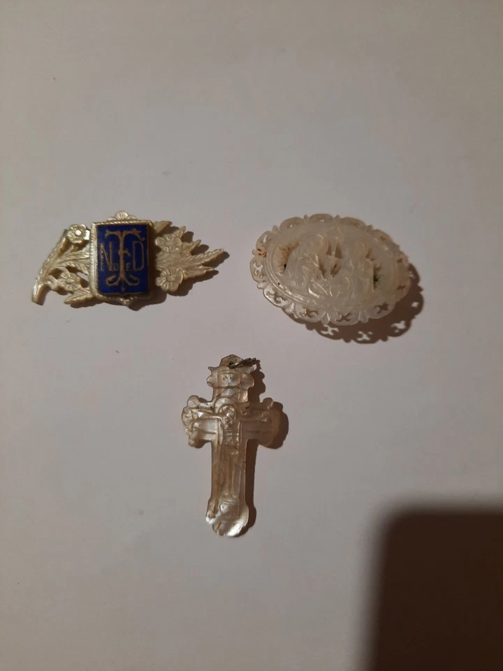 ANCIENNE CROIX PENDENTIF en NACRE GRAVÉE BROCHE JESUS MARIE JOSEPH  XIXe - Photo 1/4