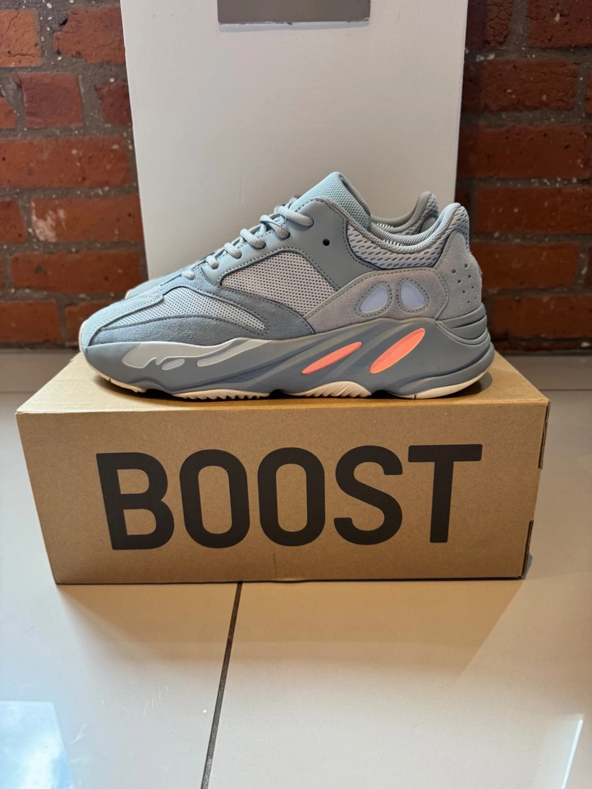 Adidas Yeezy 700 'Inertia' UK 11 EG7597 Ottime condizioni