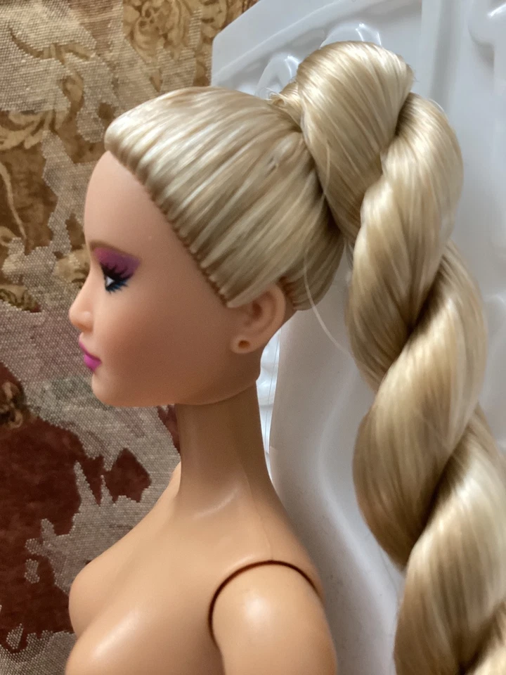 NUDE BARBIE DESIGNER KEITH HARING GODDESS ARTICULATED DOLL BOX COA STAND - Image 3 of 4