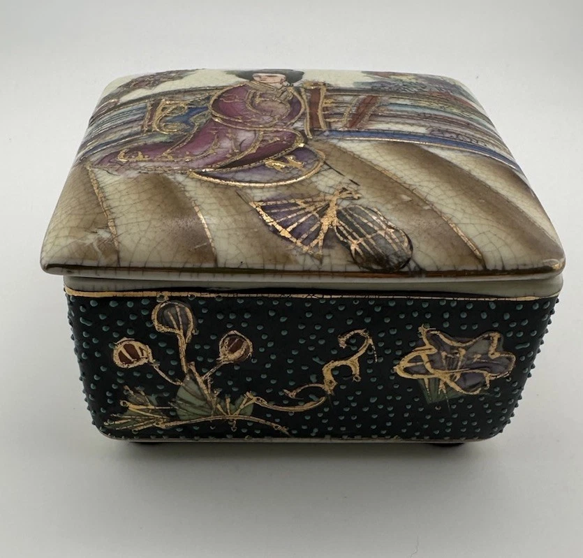 Beautiful Vintage Japanese Hand Painted Moriage Satsuma Trinket / Jewelry Box. - Image 3 of 4