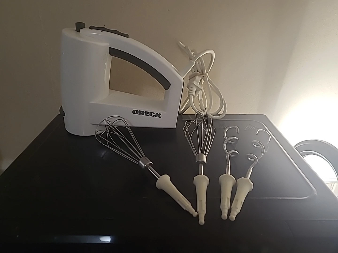 Oreck XL Vertical Hand Mixer MKT800 White 5 Speed W/ 2 Sets Of Inserts.
Opens in a new window or tab