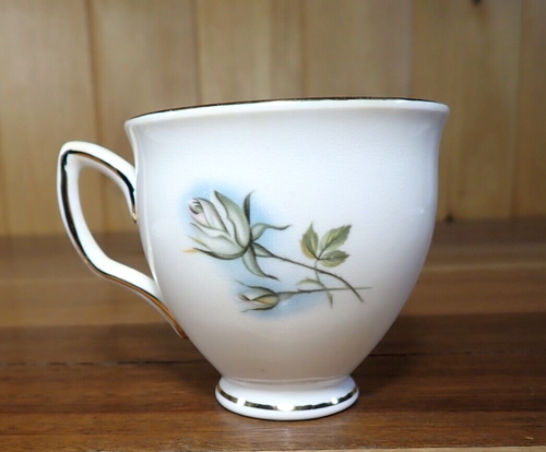 VINTAGE DUCHESS BONE CHINA WHITE ROSE TRIO, TEA CUP SAUCER PLATE MADE IN ENGLAND - Picture 4 of 5