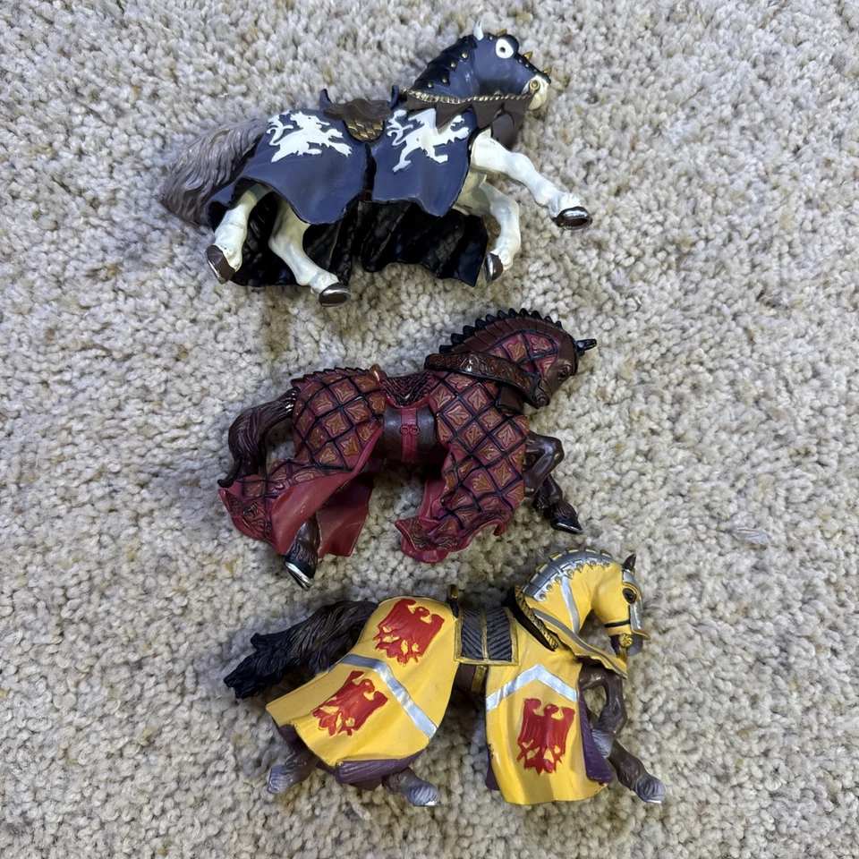 Lote de figuras de acción de fantasía medieval Papo - Caballeros, caballos, dragones vendidos como están Foto 2 de 4