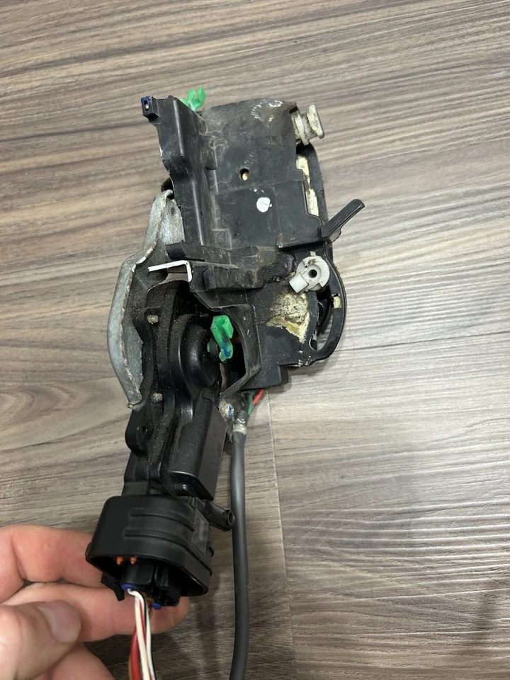 98 - 03 Toyota Sienna GENUINE OEM LEFT FRONT Door Lock Actuator USED OEM - Image 4 of 4