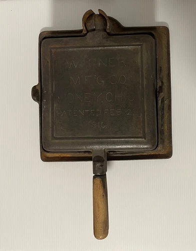 Antique Wagner Ware Sidney OH Cast Iron Waffle Maker With High Base 1910