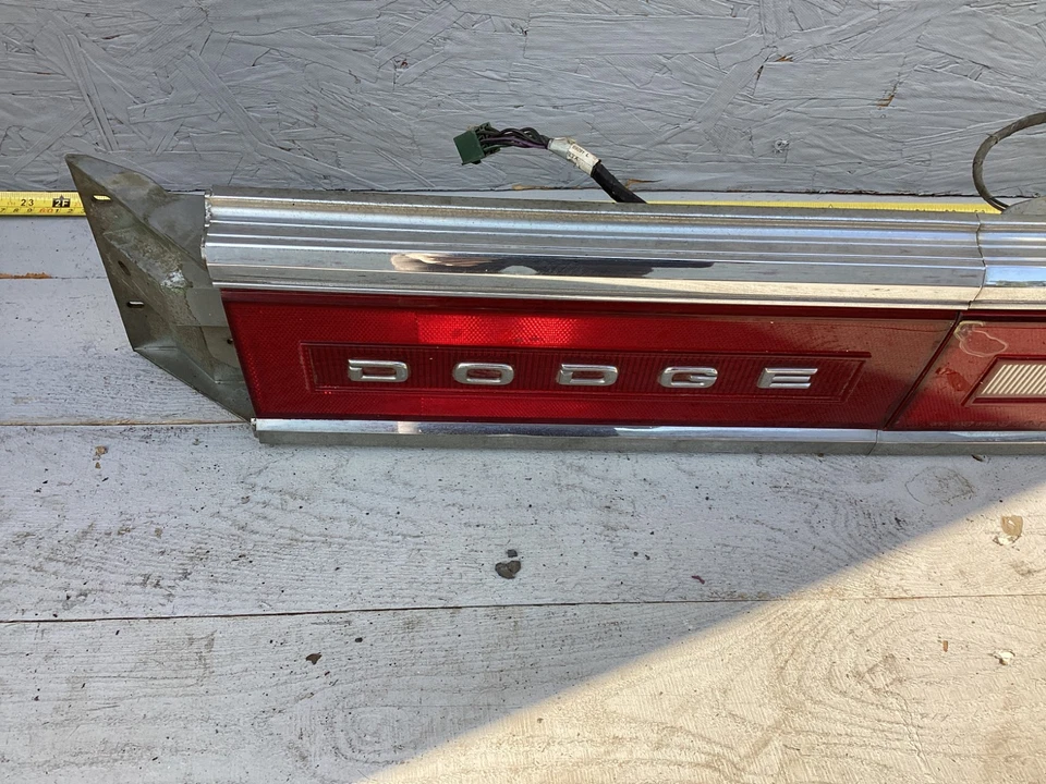 Conjunto de luz trasera exterior e interior central derecha Dodge Dynasty 1988-1993 OEM Foto 3 de 4