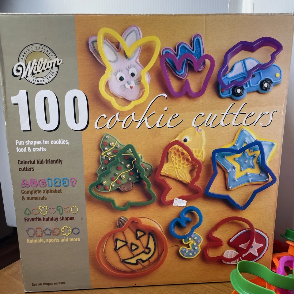 98* Lot of Vintage Cookie Cutters Halloween Wilton Christmas Disney Animals - Image 2 of 4