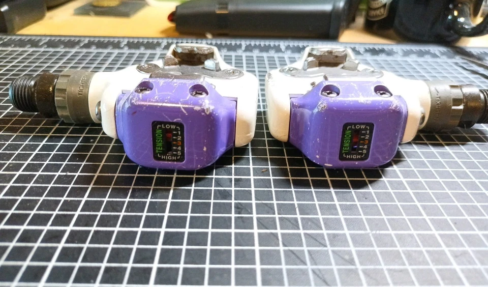 VINTAGE SHIMANO PD-A525 SPD CLIPLESS ROAD BIKE PEDALS - WHITE & PURPLE - Image 3 of 4