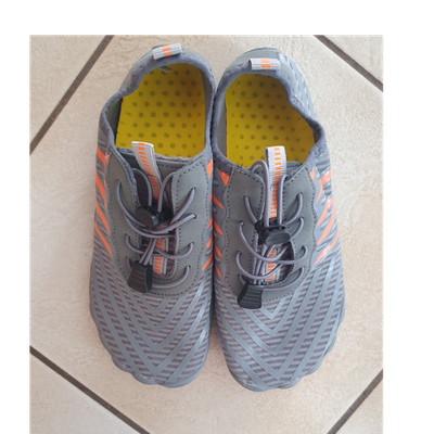 Graue Low Top Sneaker mit Zehenform, orange Details, Synthetik, Gr. 35
