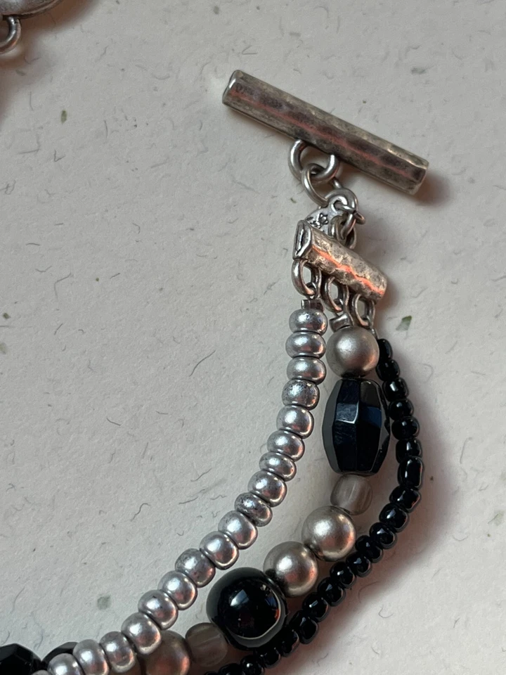 Pulsera Premier Designs Marcada Triple Hilo Plata y Negro Plástico Cuentas - 7.75 Foto 3 de 4