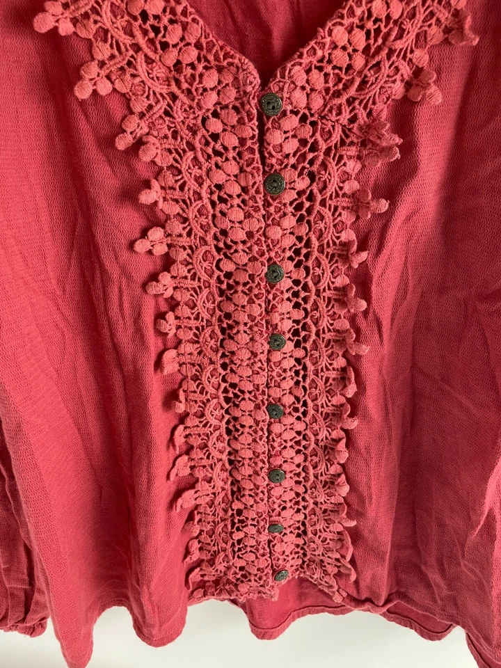 Cárdigan de encaje O'Neill para mujer talla pequeña rojo malva abotonado cuello en V bordado Foto 3 de 4