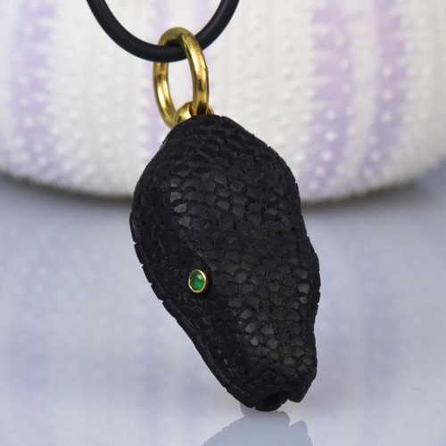Serpiente Colgante Cabeza Negro Cuerno Tallado Oro Vermeil & Emerald Ojos 6.44G - Imagen 3 de 12