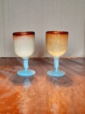 2 anciens verres en verre soufflé givré " a déterminer "