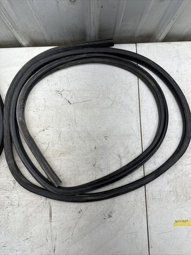 1983–2005 Chevrolet S10 Blazer 2 Door Front Door Seal OEM - Picture 5 of 7