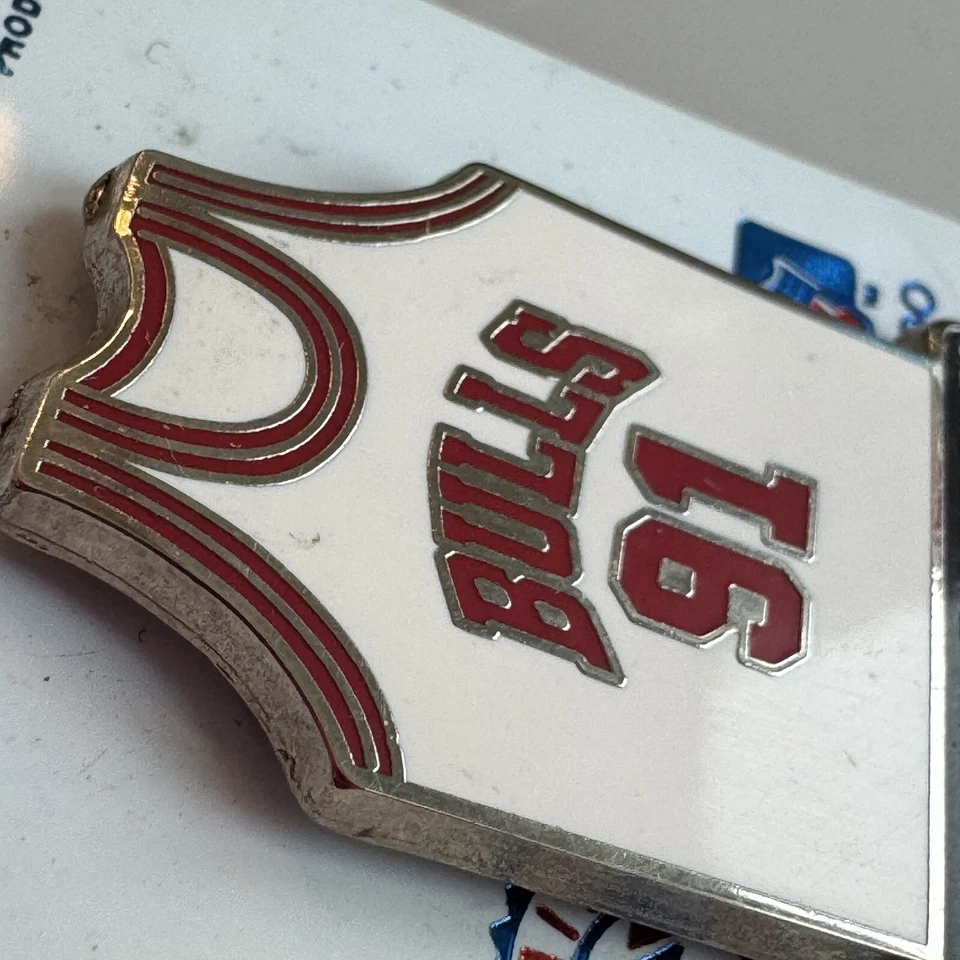 Prendedor de solapa con logotipo de camiseta Dennis Rodman Chicago Bulls 1996 de colección tono plateado nuevo en stock Foto 2 de 3