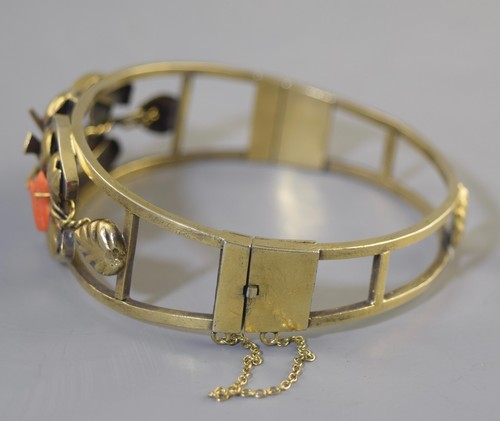 c1880 BRACCIALE VITTORIANO PLACCATO ORO CON CERNIERA con FERRI DI CAVALLO UCCELLINO E CORALLO - Foto 2 di 7