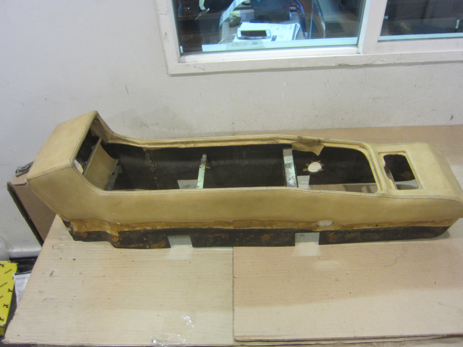 Ferrari Mondial 3.2 QV - Tunnel / Console - P/N 61765000