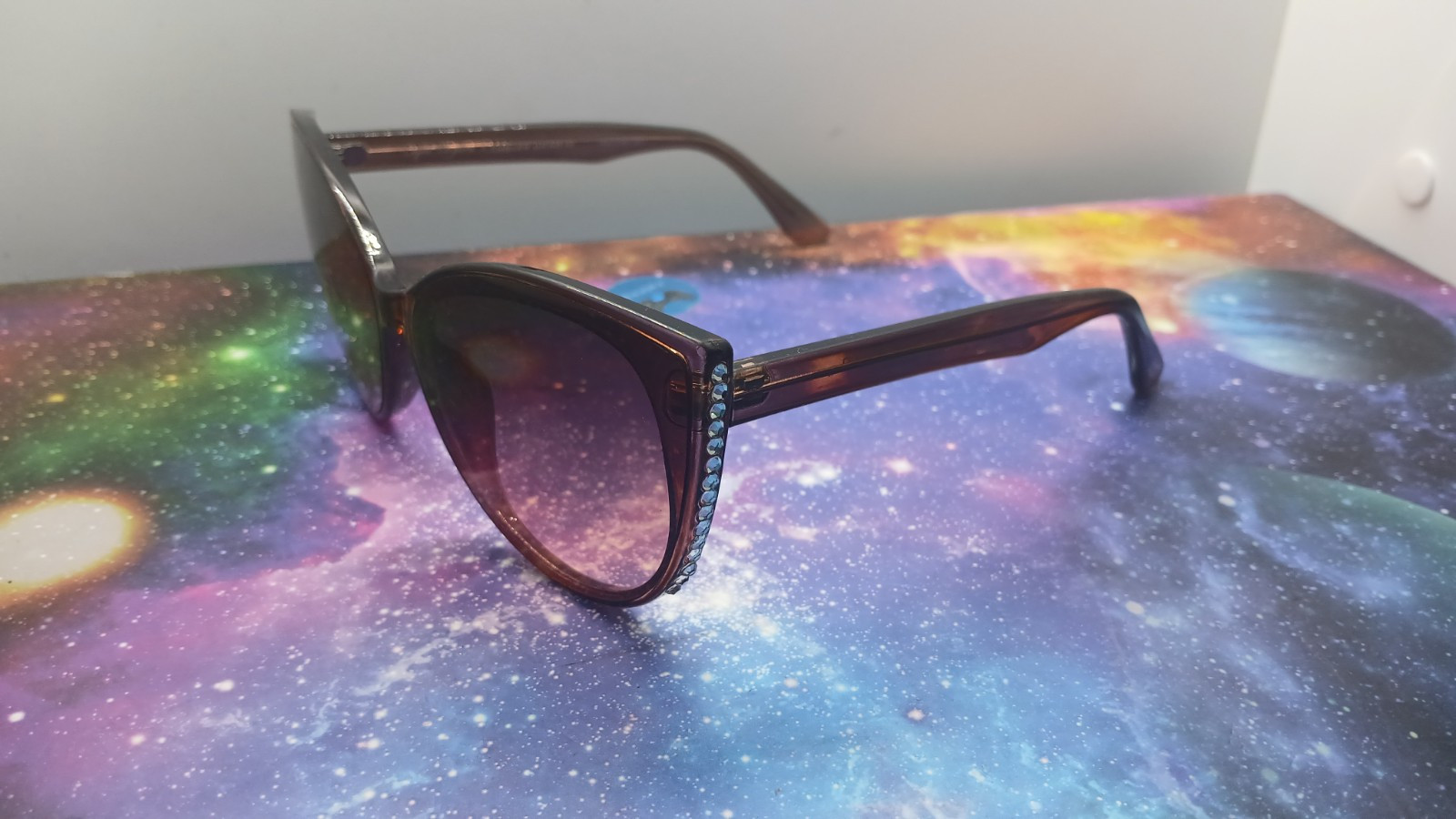 Trendy Women's Sunglasses for Style & UV Protection-image