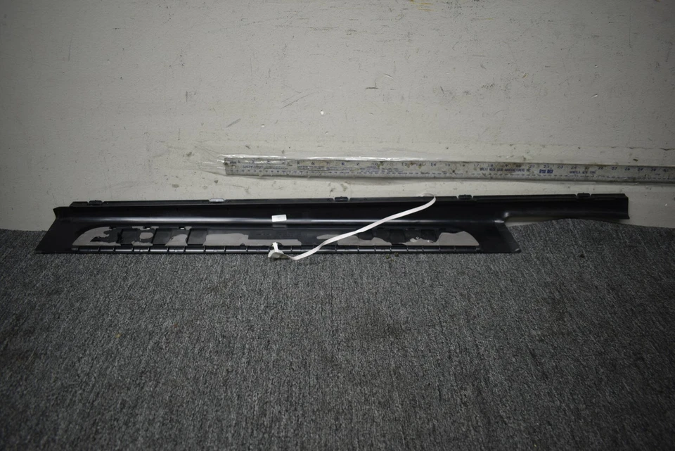 Mercedes Benz C63 AMG S 2017-2019 placa de desgaste OEM de fábrica Foto 4 de 4