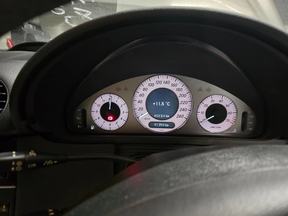 Cuadro de instrumentos deportivo de vanguardia convertible Mercedes-Benz CLK350 FABRICANTE DE EQUIPOS ORIGINALES Alemania Foto 2 de 3