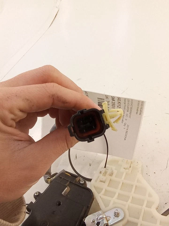 Actuador de bloqueo de puerta delantera derecha pasajero Kia Sedona 2014 probado por fabricante original Foto 4 de 4