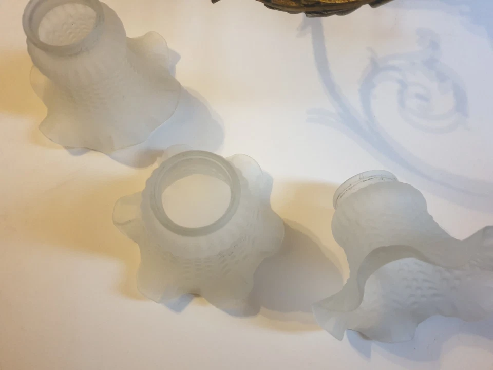 Lustre ancien tulipier en bronze laiton à décors de chimières - Photo 3/4