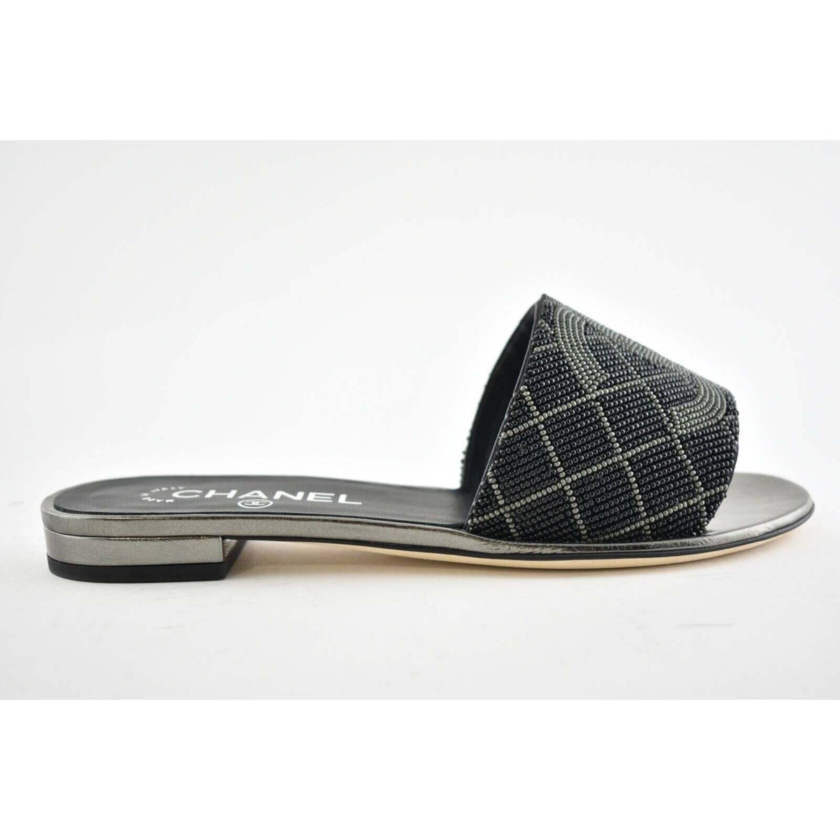 シャネルミュール Chanel 23P Black Quilted Charms Padded Pool Thong Logo Mule