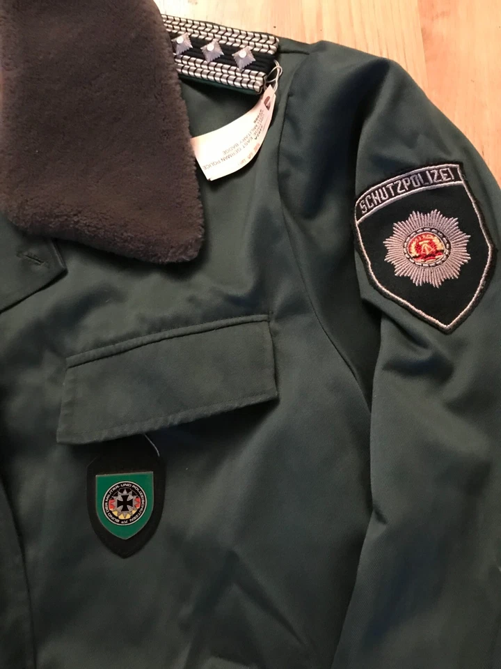 Chaqueta Abrigo De Colección Militar Policía Alemana Forro Extraíble Hombro Tableros Prendedores Foto 2 de 4