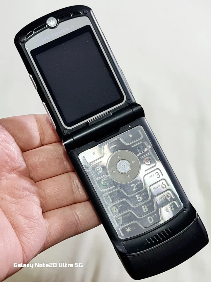 Motorola RAZR V3 (Vodafone) Flip Phone Excellent Condition With Charger - Image 4 of 4