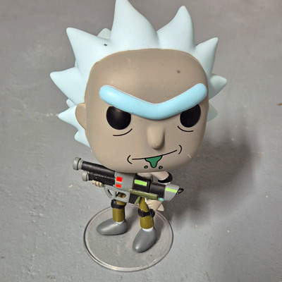 Rick and Morty Rick Sanchez Vinylfigur mit Blaster und Figurenständer