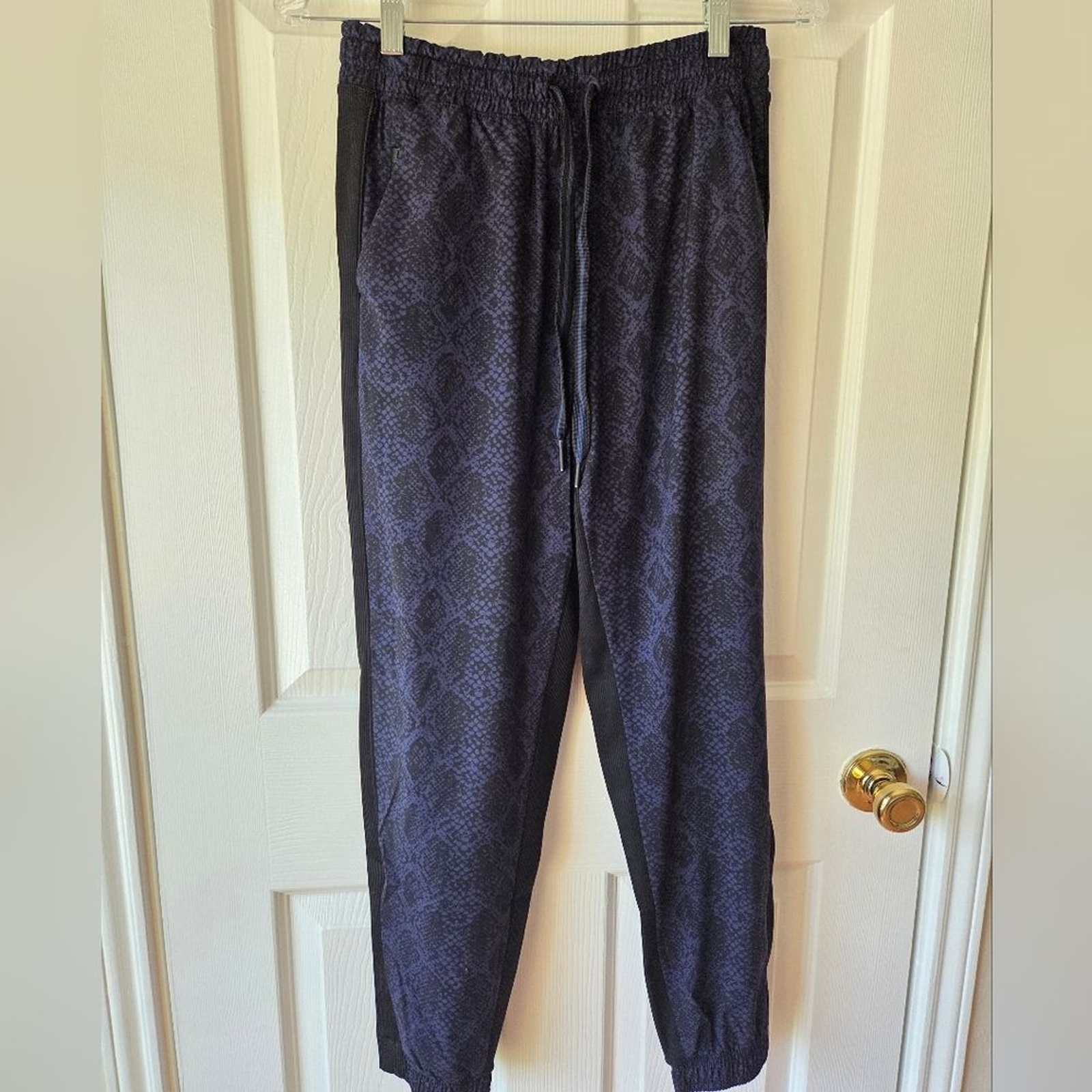 Athleta Brooklyn Jogger Size 4 Python Printed - image 3