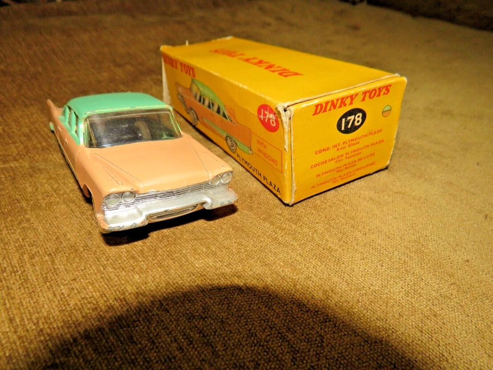 Coche fundido a presión y caja vintage 1959 Dinky Toys Gran Bretaña #178 Plymouth Plaza Deluxe Foto 4 de 4