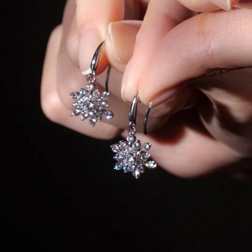 18k white gold made with SWAROVSKI crystal drop dangle hook snowflake earrings Foto 2 de 4