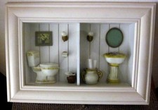 Diorama Puppenstube Schaukasten Wandbild Badezimmer Holzrahmen weiß Glasscheibe