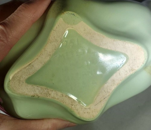 Vintage METLOX Pottery Ruffled Fan Mint Green and Tan Vase - Picture 3 of 5