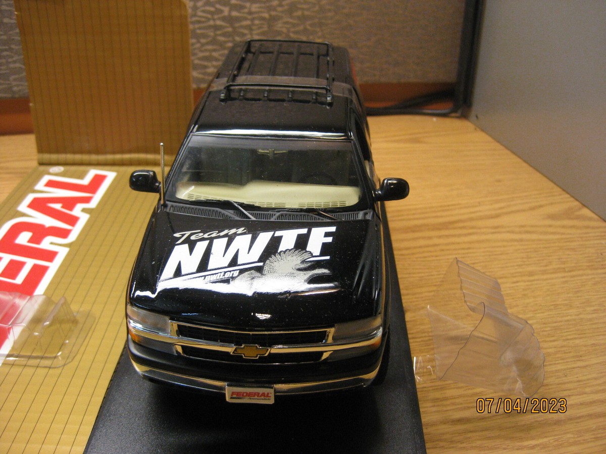 1/18 2002 CHEVROLET SUBURBAN BY ERTL,