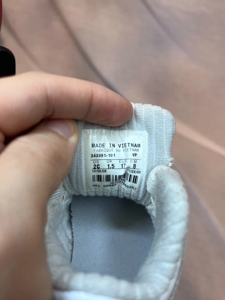 Baby Jordans todo blanco talla 2c Foto 2 de 4