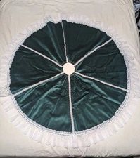 Vtg Handmade Green Velvet Christmas Tree Skirt With White Lace Trim 50" 