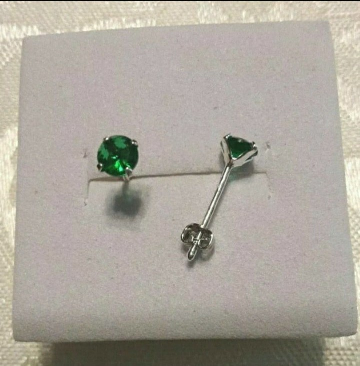 0.4 Ctw lab created round emerald Stud Earrings - image 4