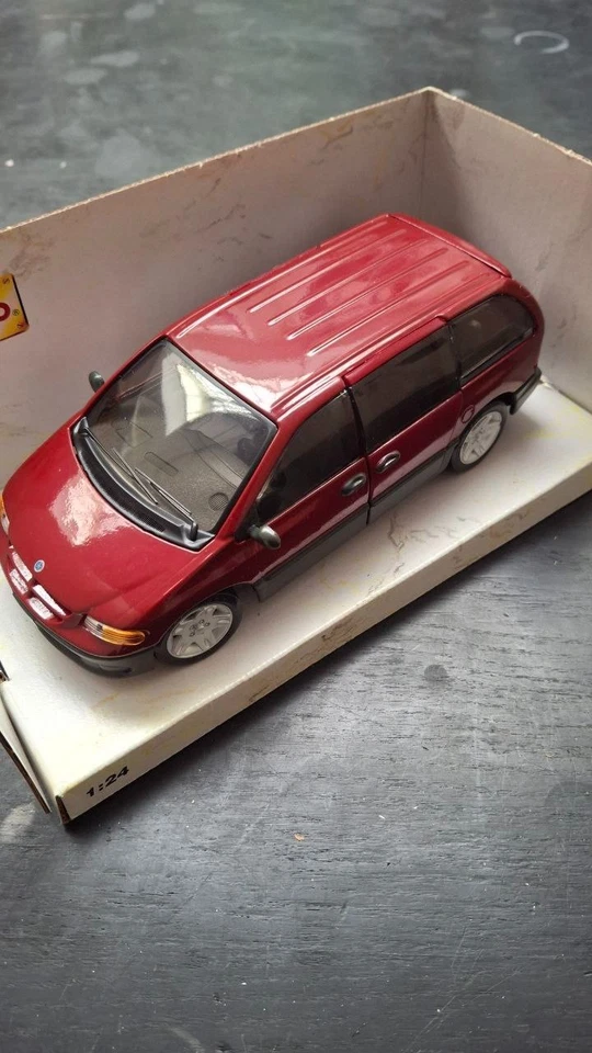 Chrysler Voyager '96 - 1:26 - Maisto - Immagine 3 di 4
