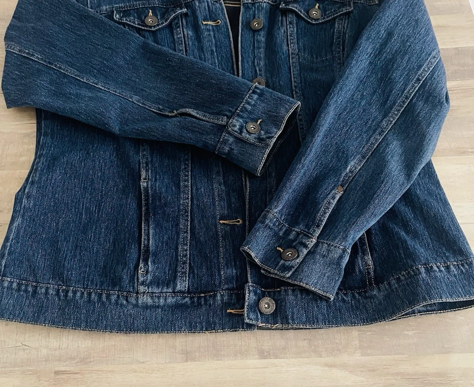 Chaqueta clásica de mezclilla Bandolino para mujer con botones bolsillos delanteros en el pecho y las manos talla LG Foto 4 de 4