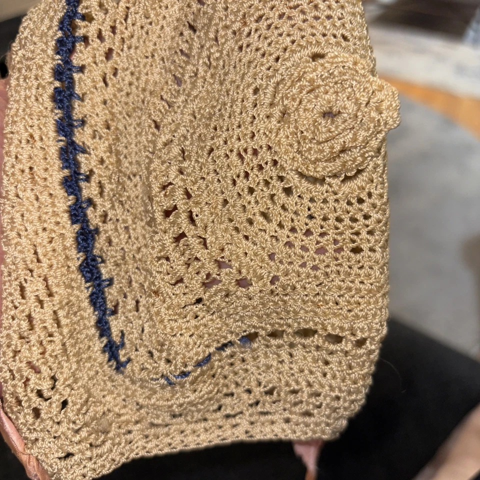 DOCE Vintage ANTIGO LAÇO PINTADO À MÃO Rosa FITA DE SEDA BONÉ BEBÊ - Imagem 4 de 4